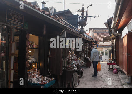 Les touristes de passage coffepots pied et d'autres articles à vendre à Bascarsija - Sarajevo's vieux bazar. Banque D'Images