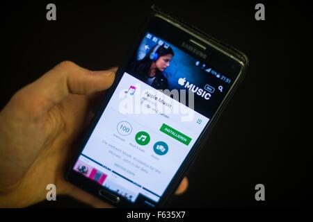 Berlin, Allemagne. 10 Nov, 2015. Illustration - l'app 'Apple Music" peut être vu dans le Google Play-Store sur un smartphone Samsung Note 4 à Berlin, Allemagne, 10 novembre 2015. Apple fait son service de streaming de musique à la disposition des utilisateurs de systèmes d'exploitation Android de Google. Photo : Lukas SCHULZE/dpa/Alamy Live News Banque D'Images