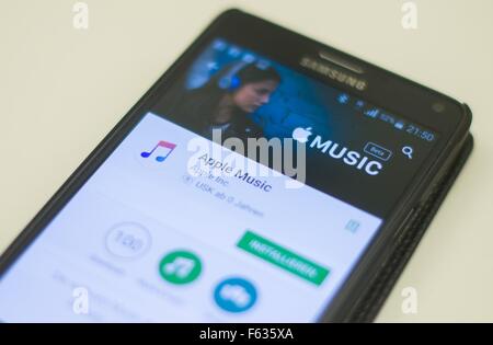 Berlin, Allemagne. 10 Nov, 2015. Illustration - l'app 'Apple Music" peut être vu dans le Google Play-Store sur un smartphone Samsung Note 4 à Berlin, Allemagne, 10 novembre 2015. Apple fait son service de streaming de musique à la disposition des utilisateurs de systèmes d'exploitation Android de Google. Photo : Lukas SCHULZE/dpa/Alamy Live News Banque D'Images