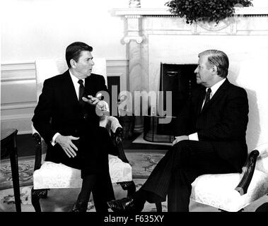 Le président des États-Unis, Ronald Reagan, à gauche, et le chancelier allemand Helmut Schmidt, droite, rencontrez dans le bureau ovale de la Maison Blanche à Washington, DC peu avant un déjeuner de travail le 5 janvier 1982. Schmidt s'est alarmé à la hausse des taux d'intérêt aux États-Unis, mais il est prévu qu'il sera de retour le président de Pologne et être critique à l'égard de l'Union soviétique et de leur intervention dans ce pays. Helmut Schmidt est décédé le 10 novembre 2015 à l'âge de 96. Credit : Benjamin E. 'Gene' Forte/CNP - AUCUN FIL SERVICE - Banque D'Images