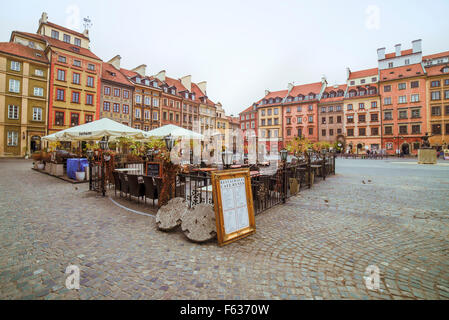 Café de la rue de Varsovie mis sur Rynek Starego Miasta dans la vieille ville. L'image est prise le 06/11/2015. Banque D'Images