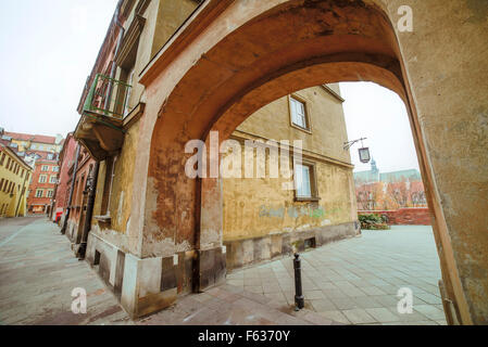 L'architecture de la rue de la vieille ville de Varsovie dans miedzymurze Zachwatowicza sur Jana street. L'image est prise le 06/11/2015. Banque D'Images