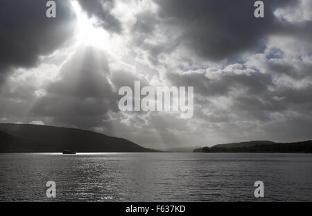 Village de Coniston, Angleterre. Vue d'automne pittoresque de Coniston Water dans le Lake District. Banque D'Images