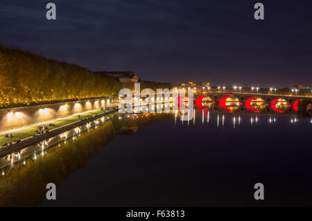 Pont Neuf et quai de la Bourse illuminée la nuit, Garonne, Toulouse, Haute-Garonne, Midi- Pyrénées, France Banque D'Images