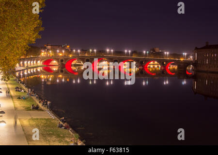 Pont Neuf et quai de la Bourse illuminée la nuit, Garonne, Toulouse, Haute-Garonne, Midi- Pyrénées, France Banque D'Images