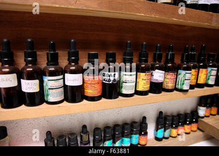Ingrédients utilisés par Lucy Hagenrty, propriétaire et créateur de parfums et bougies parfumées sur vente à la bougie parfum shop à K Banque D'Images