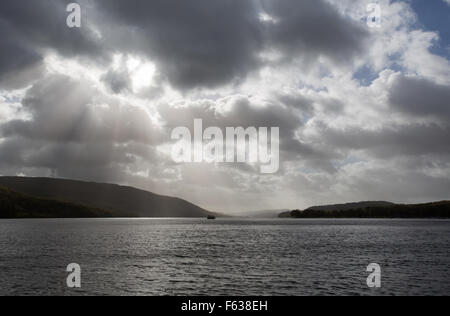 Village de Coniston, Angleterre. Vue d'automne pittoresque de Coniston Water dans le Lake District. Banque D'Images