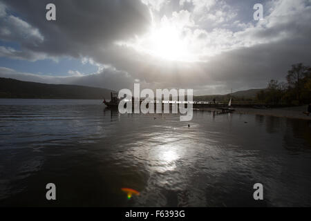 Village de Coniston, Angleterre. Vue pittoresque de l'automne du National Trust en yacht à vapeur Gondola, amarré sur l'eau de Coniston. Banque D'Images