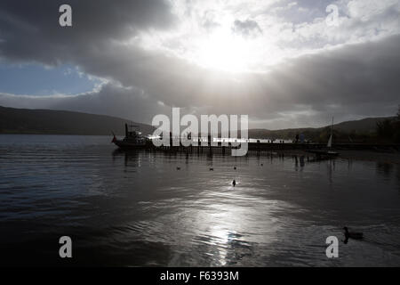 Village de Coniston, Angleterre. Vue pittoresque de l'automne du National Trust en yacht à vapeur Gondola, amarré sur l'eau de Coniston. Banque D'Images