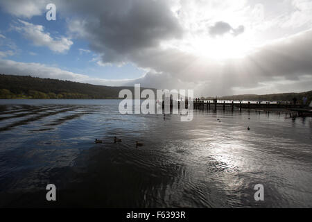 Village de Coniston, Angleterre. Vue pittoresque de l'automne du National Trust en yacht à vapeur Gondola, amarré sur l'eau de Coniston. Banque D'Images