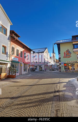 GARMISCH-PARTENKIRCHEN, ALLEMAGNE - 06 janvier 2015 : rue confortable de Garmisch-Partenkirchen, Bavière, Allemagne. La ville bien connue pour sa superbe façade peintures sur le mur des maisons et boutiques Banque D'Images