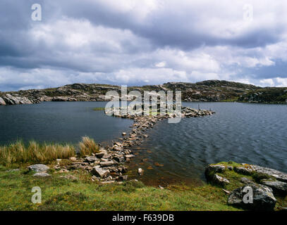 À la recherche de W rive du Loch Baravat, Péninsule de Valtos, Isle Of Lewis, le long de la chaussée de pierre menant aux vestiges d'un âge de fer galerie dun. Banque D'Images