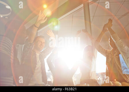 Groupe d'amis adolescents extatique Banque D'Images