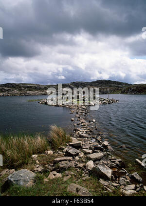 À la recherche de W rive du Loch Baravat, Péninsule de Valtos, Isle Of Lewis, le long d'une chaussée en pierre menant aux vestiges d'un âge de fer galerie dun. Banque D'Images