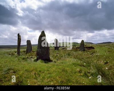 À la SE au les 5 pierres de Ceann Hulavig Callanish (IV) Stone Circle, Lewis : les restes d'une SE-NW ellipse autour d'une pierre centrale faible et cairn. Banque D'Images