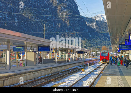 GARMISCH-PARTENKIRCHEN, ALLEMAGNE - 06 janvier 2015 : Vue de la gare de Garmisch-Partenkirchen sur un après-midi d'hiver ensoleillé. La Bavière. Allemagne Banque D'Images