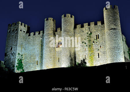 Portugal : Vue nocturne du château médiéval et Pousada à Óbidos Banque D'Images