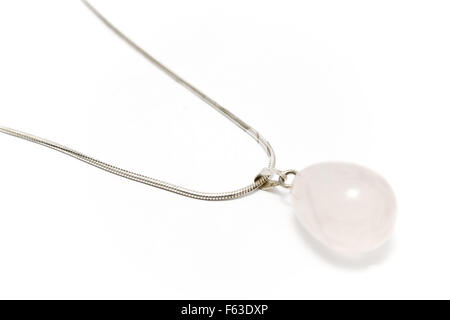 Collier argenté avec pendentif perle blanche isolated on white Banque D'Images