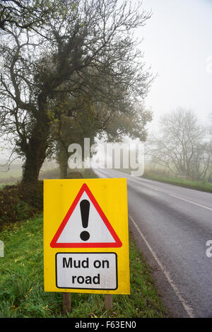 La boue sur route devant un panneau d'avertissement dans le brouillard yorkshire royaume uni Banque D'Images