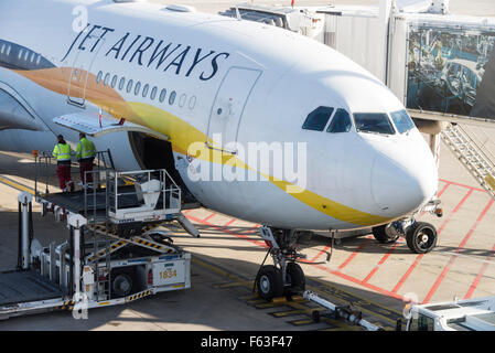 Boeing 737-73A de Jet Airways avec VT-d'enregistrement à l'aéroport de Bruxelles JNS Banque D'Images