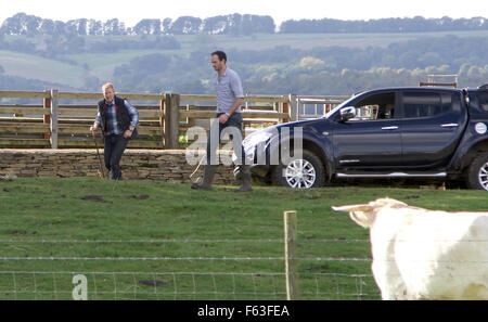 À partir de la BBC Countryfile Adam Henson retourne à son travail à la ferme, après son père, Joe Henson, est mort 3 jours plus tôt. Joe Henson avait créé la désormais célèbre Cotswold Farm Park en 1971. Avec : Adam Henson Où : Cheltenham, Royaume-Uni Quand : 09 Oct 201 Banque D'Images