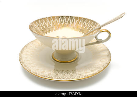 Tasse à thé en porcelaine antique isolated on white Banque D'Images