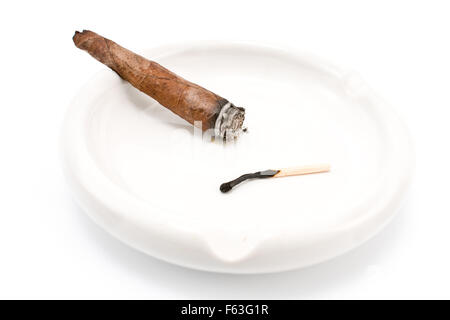 Fumer cigare dans un cendrier isolated on white Banque D'Images