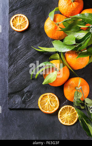 Mandarine avec des feuilles Banque D'Images