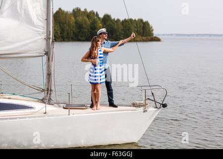 Couple posing sur le yacht Banque D'Images