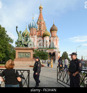 La police de Moscou à l'entrée de la cathédrale de Saint Basil, place Rouge, Moscou, Russie juste avant la fermeture Banque D'Images