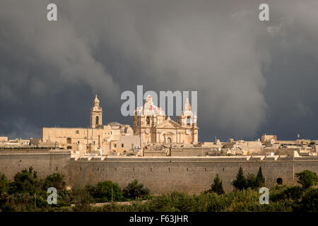 Une vue générale de la ville fortifiée de Mdina à Malte. Banque D'Images