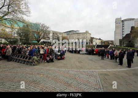 Swansea, Royaume-Uni. Le mercredi 11 novembre 2015 une foule rassemblée des centaines de personnes se sont réunies pour l'Armistice et a observé deux minutes de silence à Castle Square Gardens à Swansea, Pays de Galles du sud. Credit : D Legakis/Alamy Live News Banque D'Images