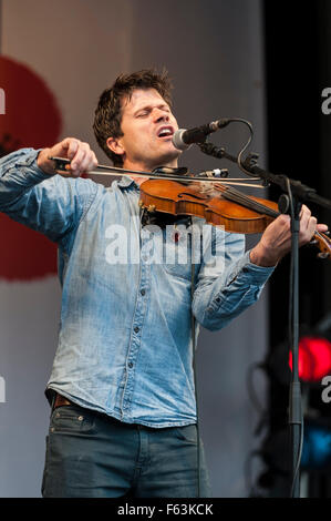 Londres, Royaume-Uni. 11 novembre 2015. Chanteuse Folk, Seth Lakeman, joue sur la scène devant des foules entières se sont réunis à Trafalgar Square pour prendre part en silence sur la place, un événement annuel organisé par la Royal British Legion, le jour de l'Armistice Crédit : Stephen Chung / Alamy Live News Banque D'Images