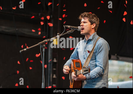 Londres, Royaume-Uni. 11 novembre 2015. Chanteuse Folk, Seth Lakeman, joue sur la scène devant des foules entières se sont réunis à Trafalgar Square pour prendre part en silence sur la place, un événement annuel organisé par la Royal British Legion, le jour de l'Armistice Crédit : Stephen Chung / Alamy Live News Banque D'Images