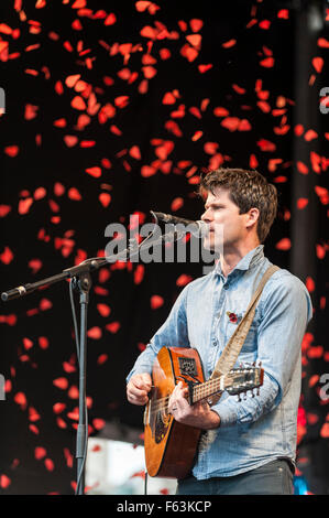 Londres, Royaume-Uni. 11 novembre 2015. Chanteuse Folk, Seth Lakeman, joue sur la scène devant des foules entières se sont réunis à Trafalgar Square pour prendre part en silence sur la place, un événement annuel organisé par la Royal British Legion, le jour de l'Armistice Crédit : Stephen Chung / Alamy Live News Banque D'Images