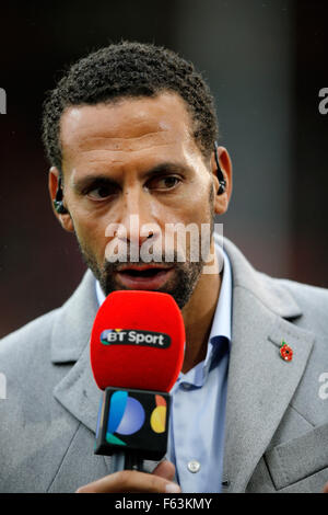 Rio Ferdinand, d'un BT Sport télévision présentateur lors d'un match de football en Angleterre Banque D'Images