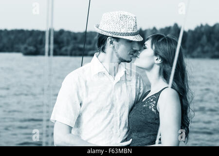 Couple posing sur le yacht Banque D'Images