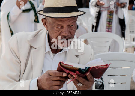 Jérusalem, Israël. 11Th Nov, 2015. Un homme éthiopien juif prie grâce pour la livraison à Israël. La communauté éthiopienne juive en Israël, Beta-Israel, célébré le SIGD, symbolisant leur aspiration à Jérusalem pour des milliers d'années d'exil, de la Haas Promenade surplombant le mont du Temple. Credit : Alon Nir/Alamy Live News Banque D'Images