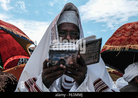 Jérusalem, Israël. 11Th Nov, 2015. Un homme éthiopien juif prie grâce pour la livraison à Israël. La communauté éthiopienne juive en Israël, Beta-Israel, célébré le SIGD, symbolisant leur aspiration à Jérusalem pour des milliers d'années d'exil, de la Haas Promenade surplombant le mont du Temple. Credit : Alon Nir/Alamy Live News Banque D'Images