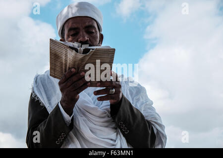 Jérusalem, Israël. 11Th Nov, 2015. Un homme éthiopien juif prie grâce pour la livraison à Israël. La communauté éthiopienne juive en Israël, Beta-Israel, célébré le SIGD, symbolisant leur aspiration à Jérusalem pour des milliers d'années d'exil, de la Haas Promenade surplombant le mont du Temple. Credit : Alon Nir/Alamy Live News Banque D'Images