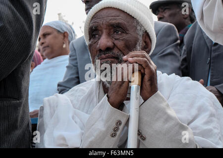 Jérusalem, Israël. 11Th Nov, 2015. Un homme éthiopien juif prie grâce pour la livraison à Israël. La communauté éthiopienne juive en Israël, Beta-Israel, célébré le SIGD, symbolisant leur aspiration à Jérusalem pour des milliers d'années d'exil, de la Haas Promenade surplombant le mont du Temple. Credit : Alon Nir/Alamy Live News Banque D'Images