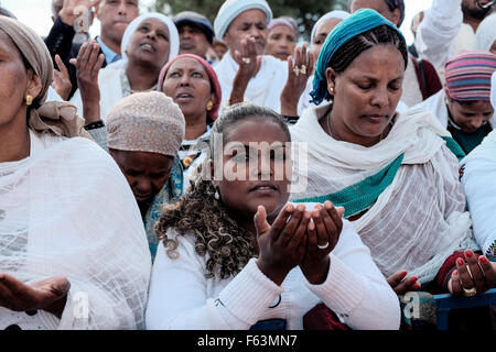 Jérusalem, Israël. 11Th Nov, 2015. Les femmes éthiopiennes juives agitent leurs mains, se prosterner dans la prière d'action de grâce pour la livraison à Israël. La communauté éthiopienne juive en Israël, Beta-Israel, célébré le SIGD, symbolisant leur aspiration à Jérusalem pour des milliers d'années d'exil, de la Haas Promenade surplombant le mont du Temple. Credit : Alon Nir/Alamy Live News Banque D'Images