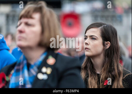 Londres, Royaume-Uni. 11 novembre 2015. De grandes foules se rassemblent à Trafalgar Square pour prendre part en silence sur la place, un événement annuel organisé par la Royal British Legion, le jour de l'Armistice Crédit : Stephen Chung / Alamy Live News Banque D'Images