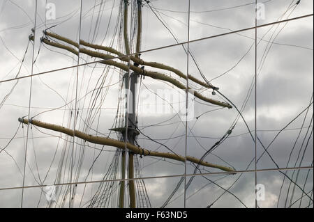 Les mâts de la Tall Ship Glenlee reflète dans la façade de la Riverside Museum, Glasgow, Ecosse. Banque D'Images