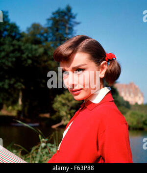 L'AMOUR DANS L'APRÈS-MIDI 1957 Allied Artists film avec Audrey Hepburn lors d'une pause dans le tournage au château de Vitry, Gambais, Banque D'Images