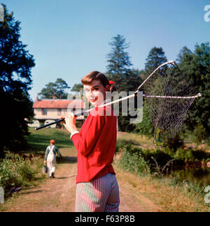 L'AMOUR DANS L'APRÈS-MIDI 1957 Allied Artists film avec Audrey Hepburn lors d'une pause dans le tournage au château de Vitry, Gambais, Banque D'Images