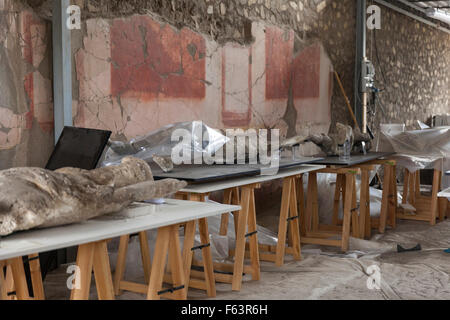 Sof un corps en fonte les victimes à l'une des installations de recherche archéologique dans l'ancienne ville romaine de Pompéi, Italie Banque D'Images