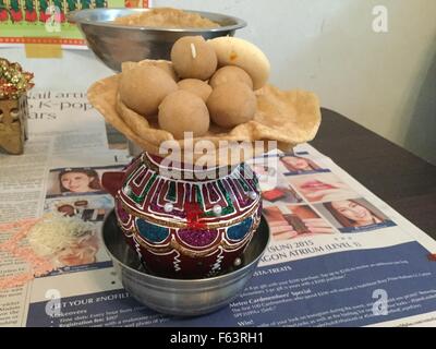 Rituel indien pooja avec couleur de fête pendant diwali pooja Banque D'Images