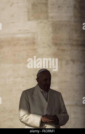 Cité du Vatican, Vatican. 11Th Nov, 2015. Pape Francis utilise son audience générale hebdomadaire sur la Place Saint Pierre au Vatican où il a poursuivi sa catéchèse sur la famille, surtout sur l'importance de l'unité. Credit : Giuseppe Ciccia/Pacific Press/Alamy Live News Banque D'Images