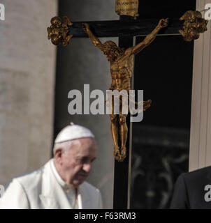 Cité du Vatican, Vatican. 11Th Nov, 2015. Pape Francis utilise son audience générale hebdomadaire sur la Place Saint Pierre au Vatican où il a poursuivi sa catéchèse sur la famille, surtout sur l'importance de l'unité. Credit : Giuseppe Ciccia/Pacific Press/Alamy Live News Banque D'Images